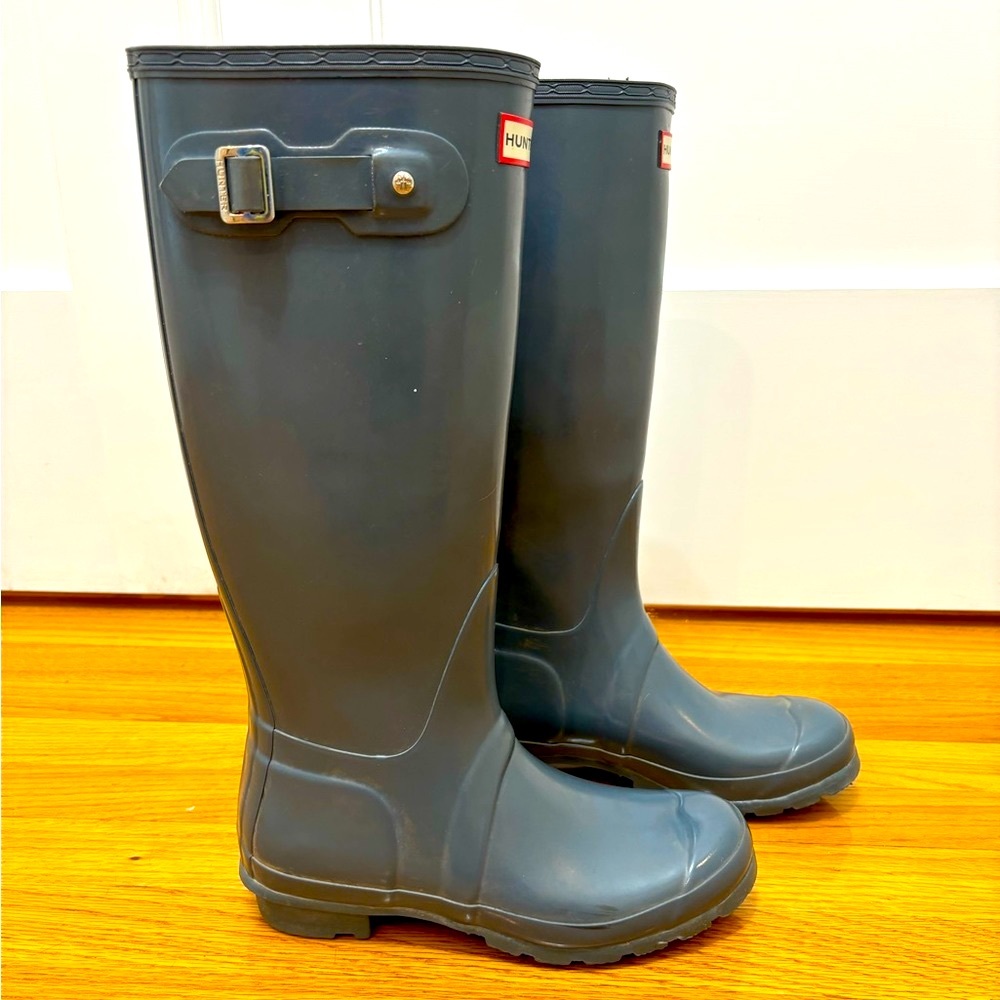 Hunter waterproof boots in cement gray
